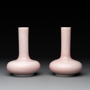 A pair of Chinese pink Peking glass bottle vases, Qing — photo 1