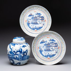 A pair of Chinese polychrome-decorated blue and white plates and a blue and white covered jar, Qianlong mark, 19th C. — photo 1