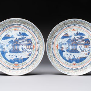 A pair of Chinese polychrome-decorated blue and white plates and a blue and white covered jar, Qianlong mark, 19th C. — photo 2