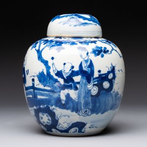 A pair of Chinese polychrome-decorated blue and white plates and a blue and white covered jar, Qianlong mark, 19th C. — photo 4