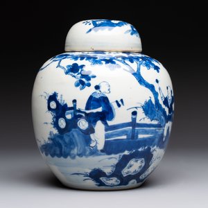 A pair of Chinese polychrome-decorated blue and white plates and a blue and white covered jar, Qianlong mark, 19th C. — photo 5