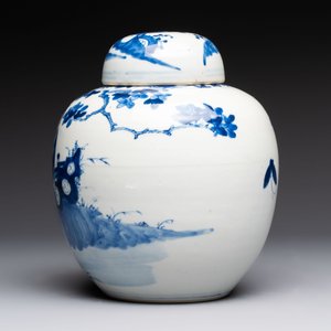 A pair of Chinese polychrome-decorated blue and white plates and a blue and white covered jar, Qianlong mark, 19th C. — photo 6