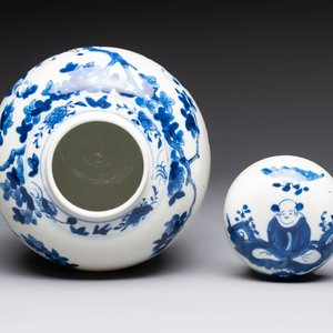 A pair of Chinese polychrome-decorated blue and white plates and a blue and white covered jar, Qianlong mark, 19th C. — photo 7