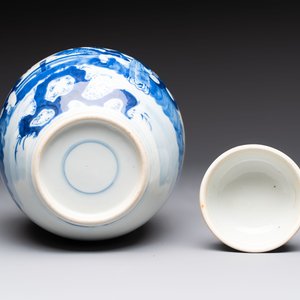 A pair of Chinese polychrome-decorated blue and white plates and a blue and white covered jar, Qianlong mark, 19th C. — photo 8