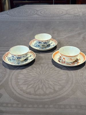 A pair of Chinese polychrome-decorated cups and saucers and an iron-red gilt-decorated cup and saucer, Yongzheng/Qianlong — 照片 1