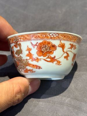 A pair of Chinese polychrome-decorated cups and saucers and an iron-red gilt-decorated cup and saucer, Yongzheng/Qianlong — 照片 2