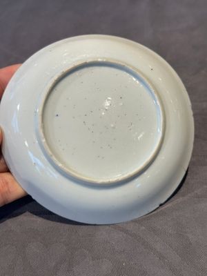 A pair of Chinese polychrome-decorated cups and saucers and an iron-red gilt-decorated cup and saucer, Yongzheng/Qianlong — 照片 26