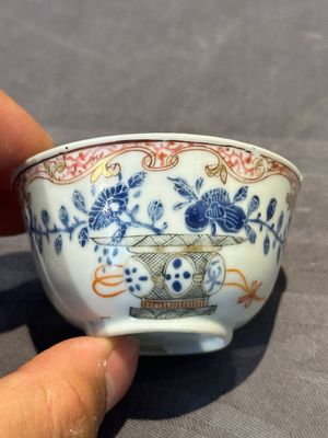A pair of Chinese polychrome-decorated cups and saucers and an iron-red gilt-decorated cup and saucer, Yongzheng/Qianlong — 照片 29
