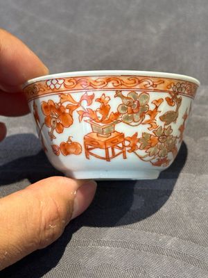 A pair of Chinese polychrome-decorated cups and saucers and an iron-red gilt-decorated cup and saucer, Yongzheng/Qianlong — 照片 3