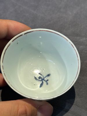 A pair of Chinese polychrome-decorated cups and saucers and an iron-red gilt-decorated cup and saucer, Yongzheng/Qianlong — 照片 33