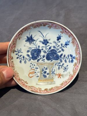 A pair of Chinese polychrome-decorated cups and saucers and an iron-red gilt-decorated cup and saucer, Yongzheng/Qianlong — 照片 35