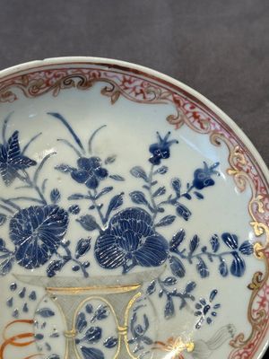A pair of Chinese polychrome-decorated cups and saucers and an iron-red gilt-decorated cup and saucer, Yongzheng/Qianlong — 照片 36
