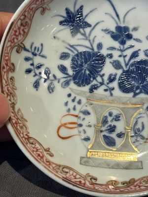 A pair of Chinese polychrome-decorated cups and saucers and an iron-red gilt-decorated cup and saucer, Yongzheng/Qianlong — 照片 37