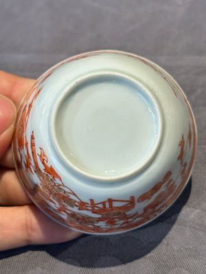A pair of Chinese polychrome-decorated cups and saucers and an iron-red gilt-decorated cup and saucer, Yongzheng/Qianlong — 照片 7