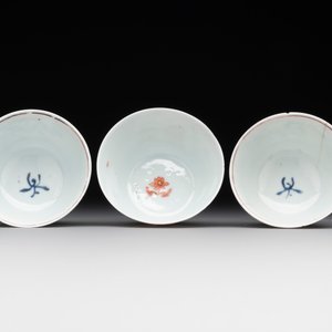 A pair of Chinese polychrome-decorated cups and saucers and an iron-red gilt-decorated cup and saucer, Yongzheng/Qianlong — 照片 2