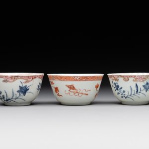 A pair of Chinese polychrome-decorated cups and saucers and an iron-red gilt-decorated cup and saucer, Yongzheng/Qianlong — 照片 6
