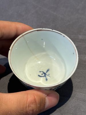 A pair of Chinese polychrome-decorated cups and saucers and an iron-red gilt-decorated cup and saucer, Yongzheng/Qianlong — photo 19