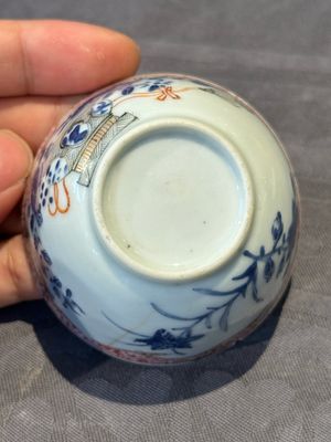 A pair of Chinese polychrome-decorated cups and saucers and an iron-red gilt-decorated cup and saucer, Yongzheng/Qianlong — photo 20