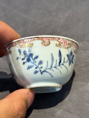 A pair of Chinese polychrome-decorated cups and saucers and an iron-red gilt-decorated cup and saucer, Yongzheng/Qianlong — photo 31