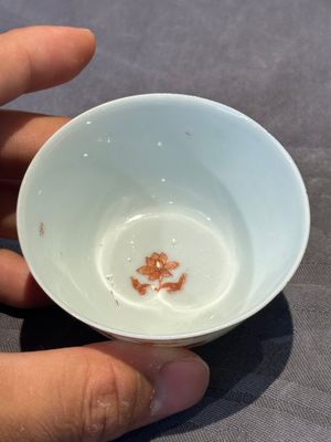 A pair of Chinese polychrome-decorated cups and saucers and an iron-red gilt-decorated cup and saucer, Yongzheng/Qianlong — photo 6