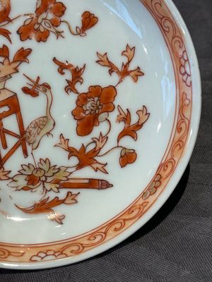 A pair of Chinese polychrome-decorated cups and saucers and an iron-red gilt-decorated cup and saucer, Yongzheng/Qianlong — 照片 11