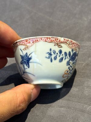 A pair of Chinese polychrome-decorated cups and saucers and an iron-red gilt-decorated cup and saucer, Yongzheng/Qianlong — 照片 16