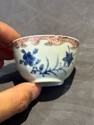 A pair of Chinese polychrome-decorated cups and saucers and an iron-red gilt-decorated cup and saucer, Yongzheng/Qianlong — 照片 17