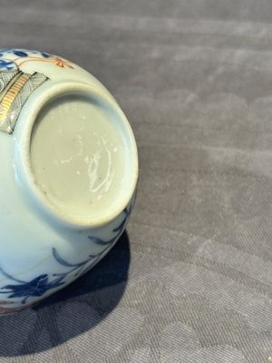 A pair of Chinese polychrome-decorated cups and saucers and an iron-red gilt-decorated cup and saucer, Yongzheng/Qianlong — 照片 22
