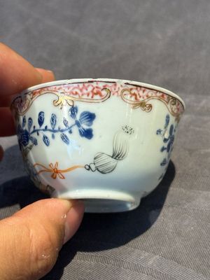 A pair of Chinese polychrome-decorated cups and saucers and an iron-red gilt-decorated cup and saucer, Yongzheng/Qianlong — 照片 32