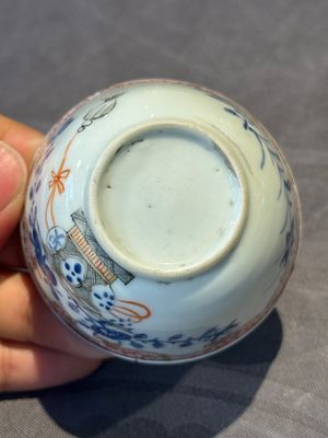 A pair of Chinese polychrome-decorated cups and saucers and an iron-red gilt-decorated cup and saucer, Yongzheng/Qianlong — 照片 34