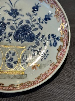 A pair of Chinese polychrome-decorated cups and saucers and an iron-red gilt-decorated cup and saucer, Yongzheng/Qianlong — 照片 38