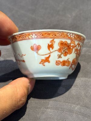 A pair of Chinese polychrome-decorated cups and saucers and an iron-red gilt-decorated cup and saucer, Yongzheng/Qianlong — 照片 4