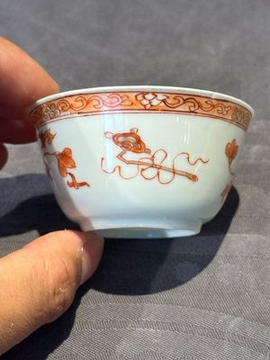 A pair of Chinese polychrome-decorated cups and saucers and an iron-red gilt-decorated cup and saucer, Yongzheng/Qianlong — 照片 5