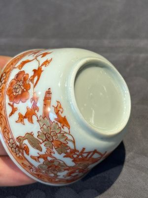 A pair of Chinese polychrome-decorated cups and saucers and an iron-red gilt-decorated cup and saucer, Yongzheng/Qianlong — 照片 8