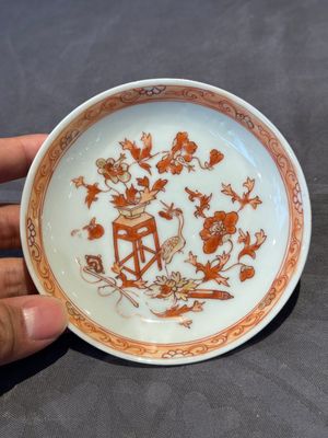 A pair of Chinese polychrome-decorated cups and saucers and an iron-red gilt-decorated cup and saucer, Yongzheng/Qianlong — 照片 9