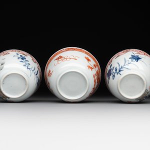 A pair of Chinese polychrome-decorated cups and saucers and an iron-red gilt-decorated cup and saucer, Yongzheng/Qianlong — 照片 3