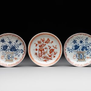 A pair of Chinese polychrome-decorated cups and saucers and an iron-red gilt-decorated cup and saucer, Yongzheng/Qianlong — 照片 4
