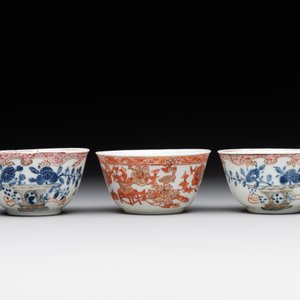 A pair of Chinese polychrome-decorated cups and saucers and an iron-red gilt-decorated cup and saucer, Yongzheng/Qianlong — 照片 7