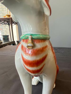 A pair of Chinese polychrome export porcelain models of dogs, Qianlong — 照片 9