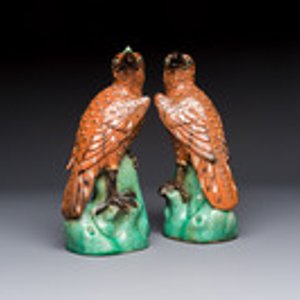 A pair of Chinese polychrome-glazed hawks, 20th C. — photo 1