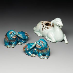 A pair of Chinese polychrome lions and a celadon-glazed goat, 20th C. — photo 1