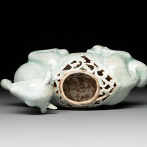 A pair of Chinese polychrome lions and a celadon-glazed goat, 20th C. — photo 12