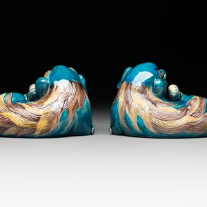 A pair of Chinese polychrome lions and a celadon-glazed goat, 20th C. — photo 4