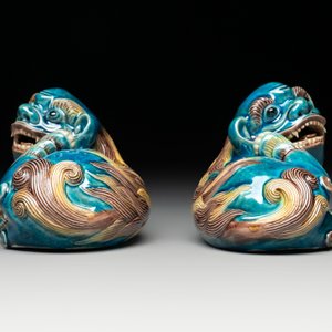 A pair of Chinese polychrome lions and a celadon-glazed goat, 20th C. — photo 5