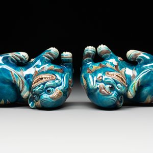 A pair of Chinese polychrome lions and a celadon-glazed goat, 20th C. — photo 6