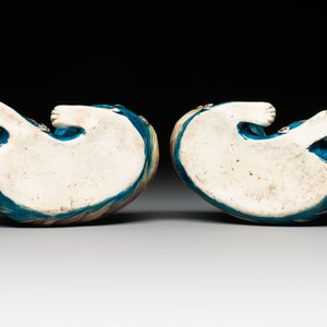 A pair of Chinese polychrome lions and a celadon-glazed goat, 20th C. — photo 7