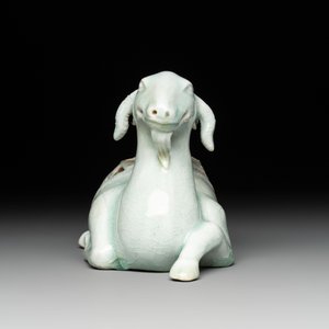A pair of Chinese polychrome lions and a celadon-glazed goat, 20th C. — photo 9