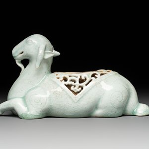 A pair of Chinese polychrome lions and a celadon-glazed goat, 20th C. — photo 10