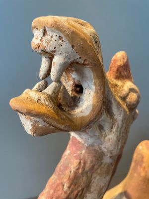 A pair of Chinese polychrome-painted terracotta camels with saddles, Tang — 照片 44