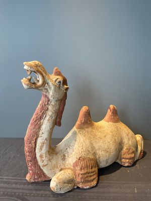 A pair of Chinese polychrome-painted terracotta camels with saddles, Tang — 照片 56